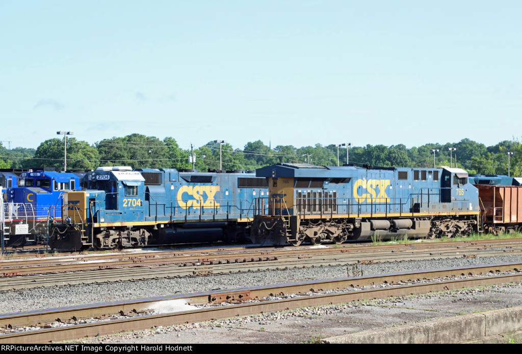 CSX 2704 & 765 in the yard